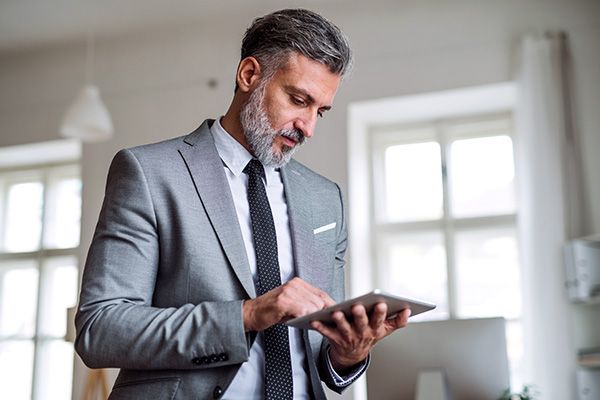 pracownik firmy analizuje fakturę na tablecie