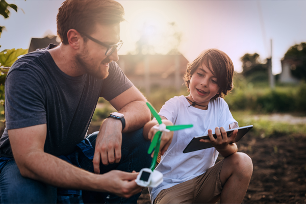 Uśmiechnięty stolarz w swoim zakładzie stolarskim
