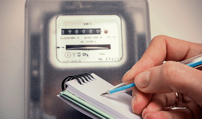 osoba spisująca licznik energii elektycznej