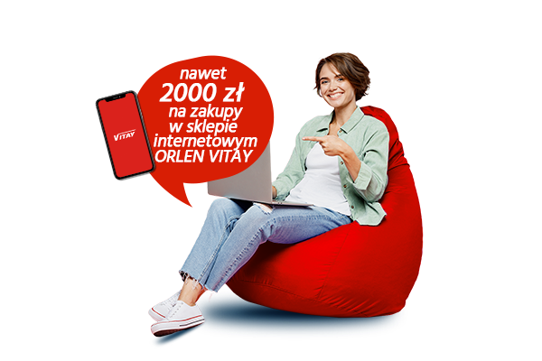 Uśmiechnięta kobieta siedzi na czerwonym pufie z laptopem na kolanach, wskazuje na dymek z telefonem promującym aplikację VITAY oraz program poleceń