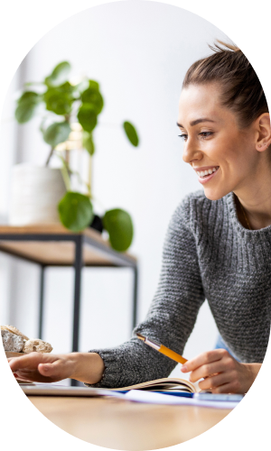 Widok kompleksu przemysłowego z licznymi rurociągami, wieżami i budynkami.