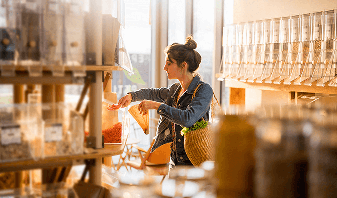 Kobieta kupująca asortyment w ekologicznym sklepie