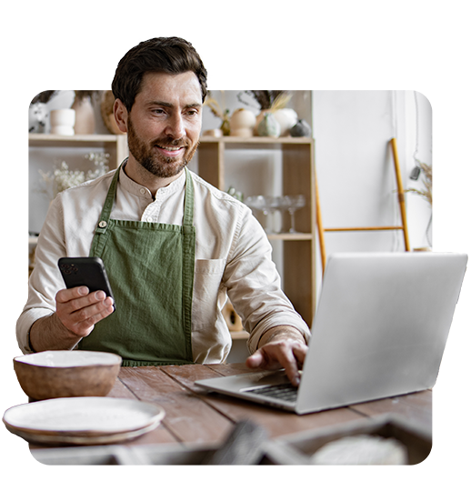 Mały przedsiębiorca przegląda ofertę na prąd na laptopie